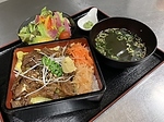 厳選した特別な牛すじ肉をじっくり煮込んだ柔らかい食感がやみつきに！プレミアムやわらか牛すじ重★