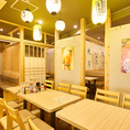 落ち着いた照明と提灯が心地よい、和の雰囲気漂う店内です。仕切りで区切られたテーブル席や、奥には暖簾（のれん）でプライベートを確保したお席をご用意。広々とした空間で、自慢の焼き鳥と餃子をゆっくりとお楽しみください。