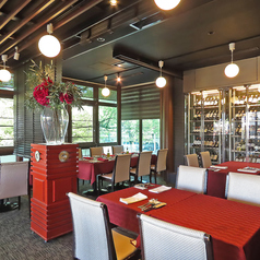 4人用のテーブルをご用意しております。広めのテーブルなので、ゆったりとお寛ぎいただけます。