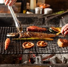 炭火炉端焼きで仕上げた旬な食材を堪能。