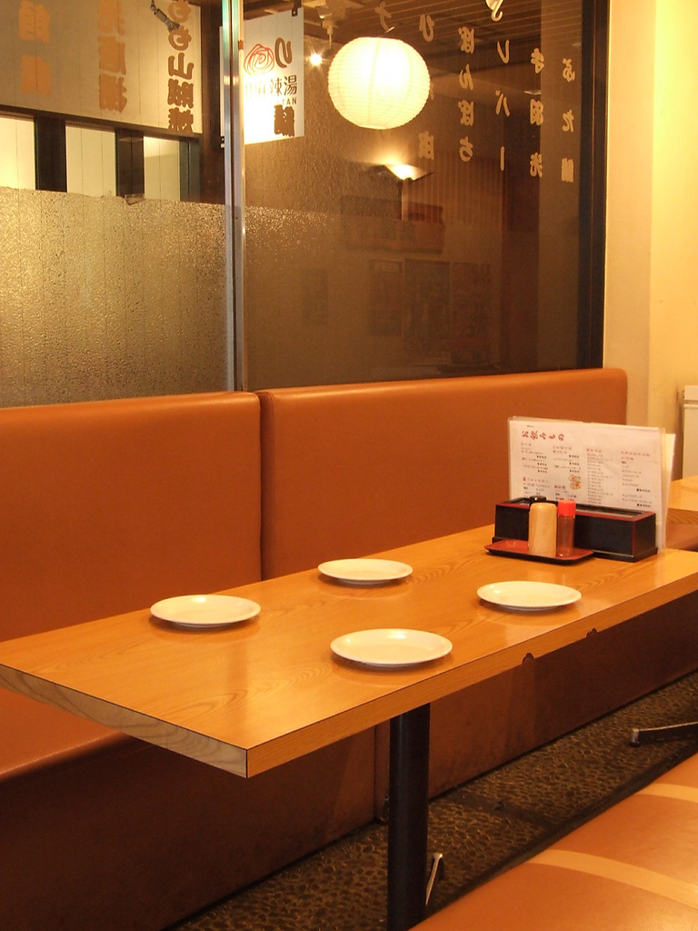 テーブル席もご用意！仕事帰りや同僚との飲み会にどうぞ♪