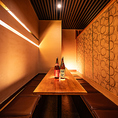 4～6名様でご利用いただけるお席は、ご家族でのお食事やご友人同士の集まり、職場の小宴会などに最適な空間です。広めのテーブルで料理を囲みながら、会話もゆったりと楽しめます。程よい距離感と落ち着いた雰囲気が心地よく、特別な日のお食事にもぴったり。木の質感とあたたかな照明が、くつろぎの時間を演出します。