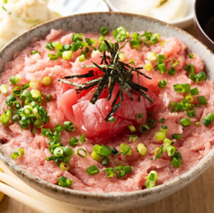 本マグロ使用！ねぎとろ丼［小鉢・味噌汁］
