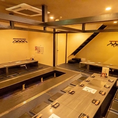 様々な席レイアウトでご利用いただける掘りごたつ個室席。6名/12名/24名/36名/50名様でご利用いただけます。最大55名様までご対応可能ですのでお気軽にご相談ください。【岡山/居酒屋/宴会/飲み放題/本町/誕生日/記念日/単品飲み放題/肉/個室/掘りごたつ】