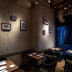 おひとり様でも2人様でもOKなお席！お仕事の合間のお食事などにもご利用いただけます。落ち着きある空間で当店おすすめ料理をぜひご賞味ください★新宿御苑にお越しの際ぜひお立ち寄りください。