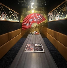 1室限定8名様席《半個室テーブル》人気席の為お早目の予約がおススメです★カーテンで仕切られた半個室はシャンデリアきらめく空間、ちょっとした特別感♪本格多国籍料理とお酒に仲間とのトークも盛り上がること間違いなし☆【#常連様#お仕事帰り#女子会#宴会#合コン#友人同士#同期同僚#家族#二次会#飲み会の後の〆に★】