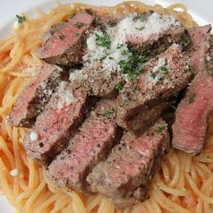 牛ロースステーキ(200g)のせボロネーゼパスタ