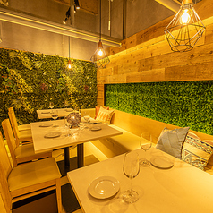 カウンター席は、お一人様でも気軽にお食事を楽しめる特等席です。目の前で調理される様子を眺めながら、食欲をそそる香りや音を五感で感じられます。熟練のスタッフとの会話も弾み、料理やお酒についてより深く知ることも。お一人様はもちろん、デートでのご利用にもおすすめです。心地よいライブ感と共にご堪能ください。