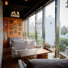 ゆったり過ごせるソファ席