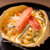 繊細な甘味と食感の北海道産の毛蟹を贅沢に味わえる『三ぶん名物　毛蟹サラダ』