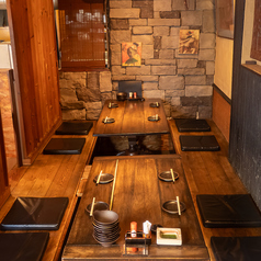 ゆっくりと寛げるお座席が自慢のお店です。落ち着いた雰囲気の店内は、プライベートな時間を存分に楽しむことができます。周りを気にせずに会話を楽しめるため、大切な人との絆を深めること間違いなし!大人数の飲み会も対応可能です!最大40名様の貸し切り可能ですので、お気軽にお問い合わせください♪