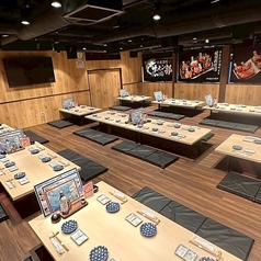 《広々掘り炬燵お座敷席（52インチTV付き☆~60名様用》　団体様でのご宴会、結婚式の2次会におすすめのお席です。新横浜での貸切予約の際は当店にお任せ下さい。曜日、コース、他のご予約に応じて50名様~貸切対応させて頂きます。まずはお店にお問い合わせ下さい！　　