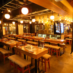 木の温かみと柔らかな明かりに包まれた、洗練された店内。少人数のデートから、友人との集まり、大人数の会社宴会まで、幅広いシーンに合わせて最適なお席をご用意いたします。落ち着いた雰囲気の中で、こだわりの料理を囲みながら、大切な人との特別なひとときをゆっくりお過ごしください。