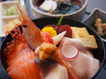 お昼の御膳で大人気の海鮮丼とお蕎麦のセット。新鮮な魚介、旬の食材を召し上がれ♪