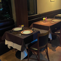 落ち着いたテーブル席で食事を楽しめます。