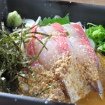 旬の鮮魚の刺し盛りもご用意しております！旨みあふれる、新鮮な魚をたっぷりと味わっていただけます