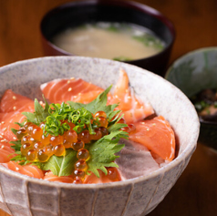 サーモン親子丼［小鉢・味噌汁］