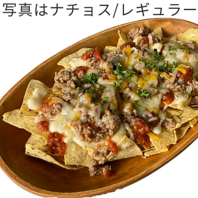 ビールとの相性も◎！揚げたて唐揚げと熱々ナチョス