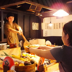 炉ばた席！目の前で豪快に焼きます