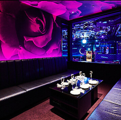 カラオケ付き個室は限定1室♪（カラオケ付き個室ご希望の方は予約時にご指定ください）仲間と気兼ねなく盛り上がれるプライベートルームは、誕生日や記念日、貸切パーティーにも最適です。最新の音響設備を備えた個室は、歌うだけでなく、映像演出やサプライズ演出にも対応可能。