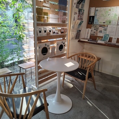 テラス席のグリーンカーテンから差し込む木漏れ日が気持ちいいカップル席。