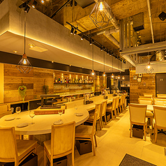 カジュアルな雰囲気でありながら、ゆったりとくつろげる空間です。友人や同僚との食事、デートなど、様々なシーンでご利用いただけます。人数に合わせてレイアウトを変更できるため、少人数から団体のお客様まで快適にお過ごしいただけます。こだわりの料理とお酒を、会話を楽しみながら心ゆくまでご堪能ください。