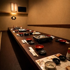 【4名様向けお部屋】ゆったり配席しているので、急に人数が増えても、8名ぐらいまでテーブルを繋げば何なりと座れますので、ご安心ください。