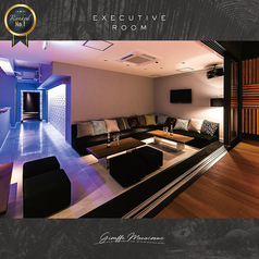 Executive Giraffe ジラフ モノクロームの特集写真