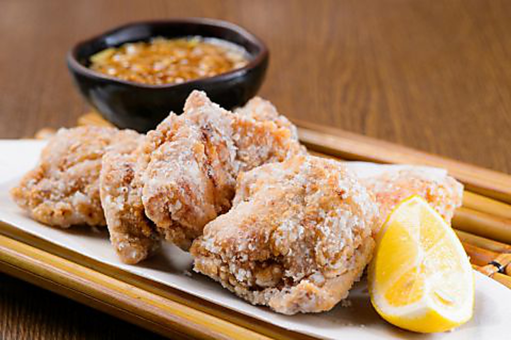 厳選した鶏もも肉を特製のしょうゆだれに24時間漬け込んだ逸品