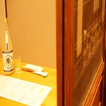 大人な雰囲気の個室をご用意してお待ちしております。デートや接待でお楽しみください。