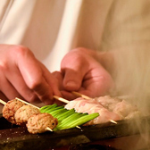 【職人が心を込めて仕上げる串焼き】一本一本丁寧に仕上げた串焼きがオススメです。厳選ワインや、日本酒でお料理をよりお楽しみいただくことができます。