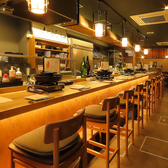 【カウンター席】お一人様でのお食事や会社帰りのサク飲みに、お気軽ご利用いただけます。シックで落ち着いた雰囲気のお席で、ゆっくりとお食事をお愉しみいただけます。
