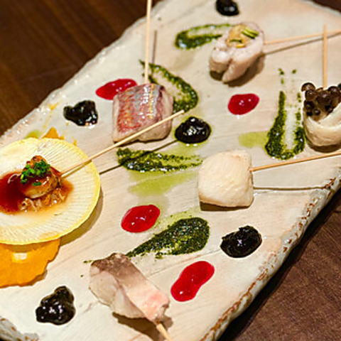 博多駅近くの静かな地下で、糸島の旬魚と温度で愉しむ日本酒に浸る大人の隠れ家です。