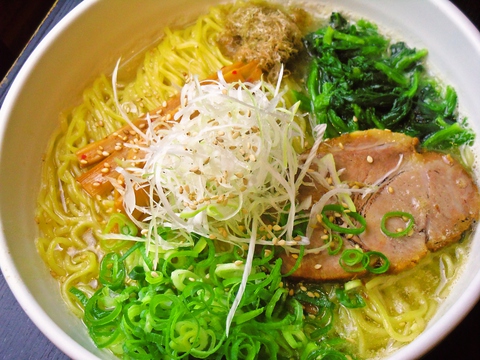 食材にこだわり、ネギは京都産九条ネギをたっぷり使用！柚が香る上品なスープが自慢。