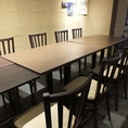 テーブル席は合計６テーブルご用意御座います。連結させて大人数の入店も可能です。こちらのお席は補助テーブルを使って、MAXで15名様座れます。新たにテーブル・椅子と新調いたしましたので、以前よりもゆったり使っていただけます。