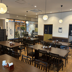 和の趣を大切にした、開放感のあるテーブル席。落ち着いた雰囲気の中、団体様は最大24名様までご利用いただけます。