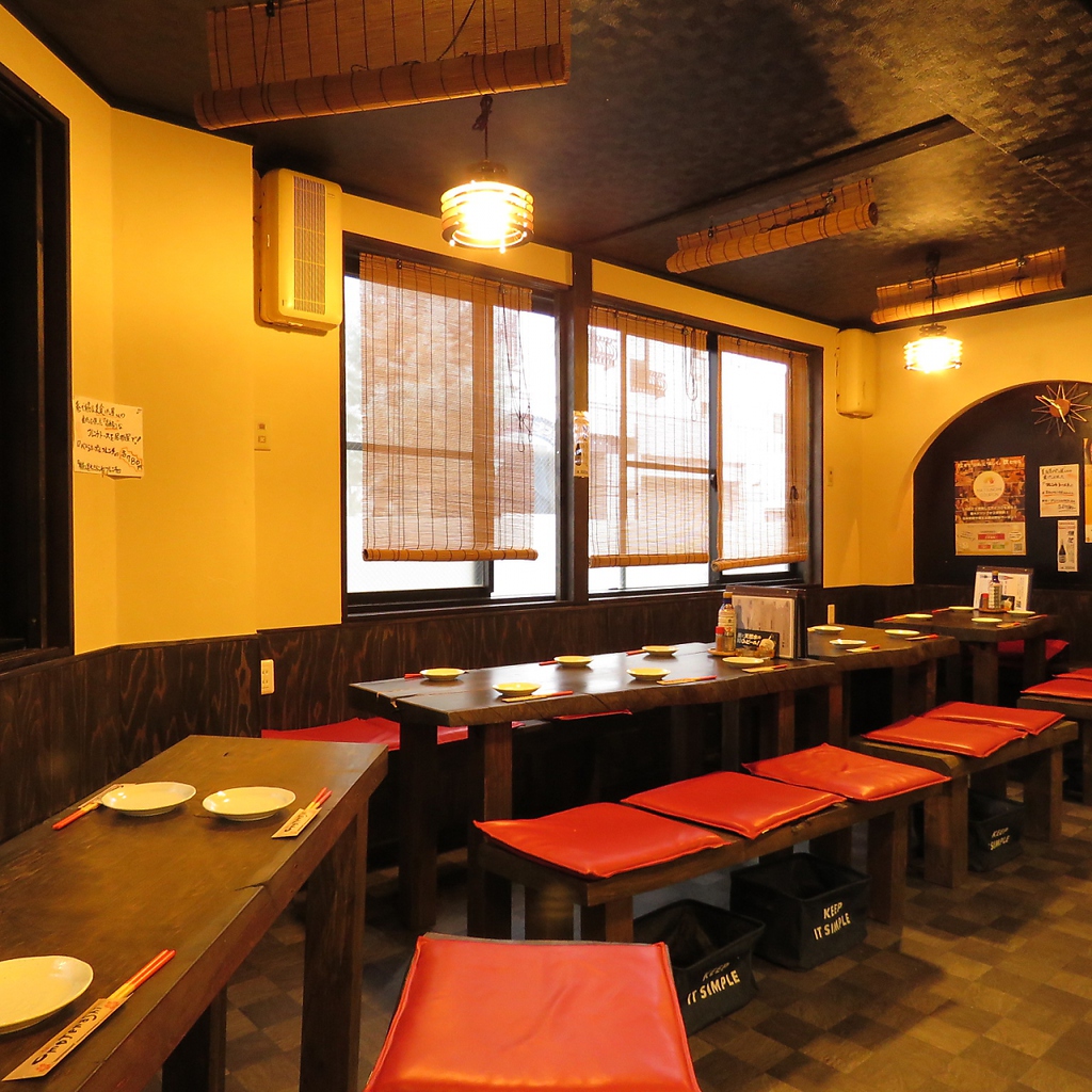 店員さんの目も行き届く、ワンフロアーのテーブル席