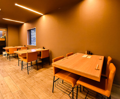 最大６名席に拡張可能なテーブル席