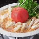 【水炊きトマト鍋】リコピンを豊富に含んだトマトが乗った、女性の方にも大変好評な一品です。