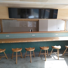 どっしりとした天然無垢材のカウンター席は、自然の氣が溢れる場所です。1人でぷらっと訪れても、気軽に寛げる雰囲気になっています。全席電源完備なので、ノマドワーカーのオアシス!