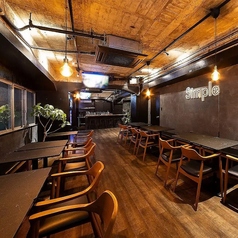 【テーブル席：～4名様×6卓（最大24名様）】テーブルの連結で少人数も大人数もOK！シックでモダンな落ち着きのある店内には、4名様用のテーブル席を6卓ご用意しております。2名様の少人数でのご利用はもちろん、テーブルを連結すれば、最大24名様まで対応可能ですので、大人数でのパーティーにもおすすめです。