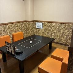 個室は、3～6名様でプライベート空間をお楽しみいただけます。紙タバコもOK！