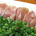 料理メニュー写真 松山鶏ももタタキ