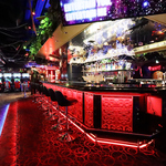 迫力のカウンターBARはなんと360°！！バーテンダーオススメのお酒も教えてもらえますよ♪