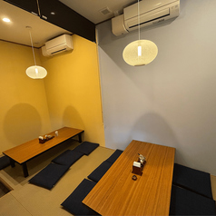 本物の和を大切にした料理と雰囲気を、落ち着いた半個室で。料理と向き合い、会話を邪魔しない空間で、最大12名様までのご利用に対応しています。