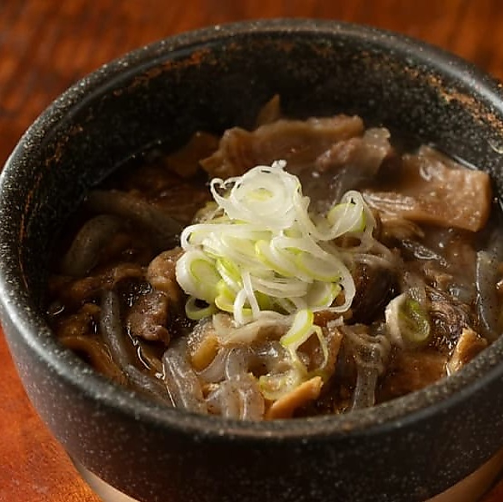 石鍋からふつふつと立ちのぼる、湯気が誘う多彩な味『牛すじ煮込み』味は3種類からお選びください◎