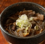 石鍋からふつふつと立ちのぼる、湯気が誘う多彩な味『牛すじ煮込み』味は3種類からお選びください◎