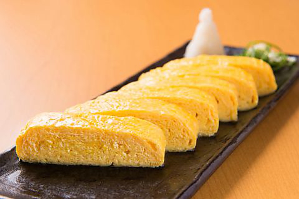 新鮮な卵と自家製のだしを合わせた卵液をたっぷり使用した［だし巻たまご］