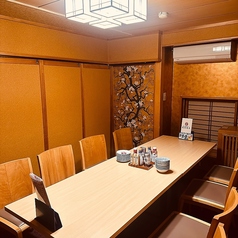 木の温もりを感じる落ち着いた店内は、接待やデート、記念日利用にも選ばれる居心地の良さが魅力。