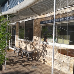 グリーンカーテンから差し込む木漏れ日が気持ちいい時間帯は、カジュアルにテラス席のベンチで寛ぐのもお勧め!店内利用よりも格安に設定したテイクアウト料金で、お得に利用出来てしまいます。中型犬・大型犬をお連れのお客様も、テラス席ならば、落ち着いてお寛ぎいただけます。